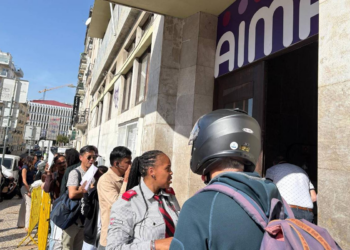 Fila em agência de imigração de Portugal faz estrangeiros passarem a noite na calçada