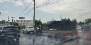 Motorista tomba caminhão em rotatória na MT-251; veja fotos