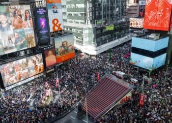 Manifestantes dos atos ‘No Kings’ podem ser monitorados por reconhecimento facial e drones, dizem grupos civis