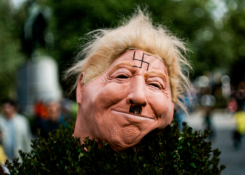 ‘No Kings’: máscaras, fantasias e cartazes marcam protestos contra Trump nos EUA e no mundo; veja fotos