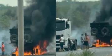 Carreta pega fogo na estrada de Chapada