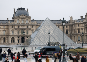 Guindaste, motosserra, fuga em scooter: os detalhes do roubo de joias no Louvre, segundo a polícia