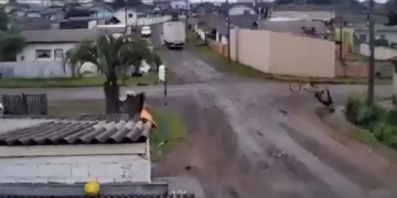 Idoso 'voa' após caminhão se enroscar em fio e arrastar bicicleta