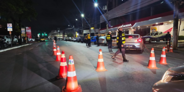 Polícia prende 12 motoristas bêbados na Avenida Isaac Póvoas, em Cuiabá