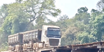 Ponte de madeira com 240 metros sobre Teles Pires pode cair; veja vídeos