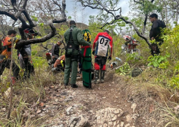 Polícia usa helicóptero em ação para resgatar piloto de motocross