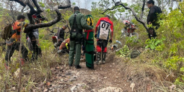 Polícia usa helicóptero em ação para resgatar piloto de motocross