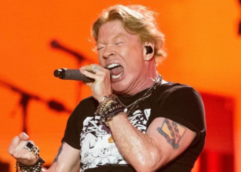 Antes de show em Cuiabá, Axl Rose arremessa microfone e chuta bateria
