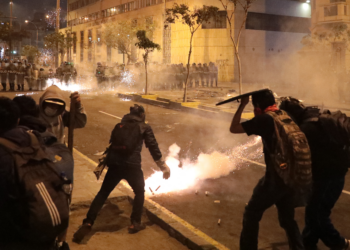 Presidente do Peru declara estado de emergência em Lima