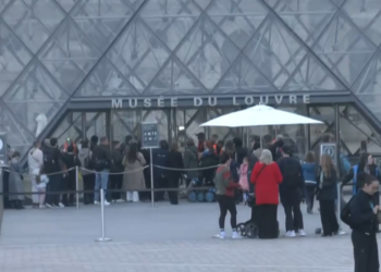 Museu do Louvre reabre para visitantes pela primeira vez após roubo de joias