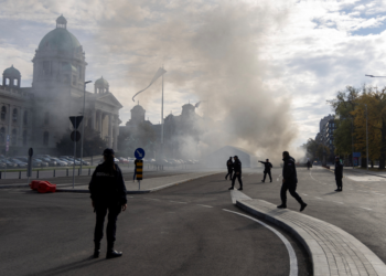 Atentado terrorista na entrada de Parlamento da Sérvia