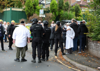 Atentado em sinagoga: polícia de Manchester diz que pode ter atirado em vítimas acidentalmente