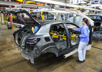 Crise global de chips ameaça paralisar montadoras no Brasil em semanas, alerta associação