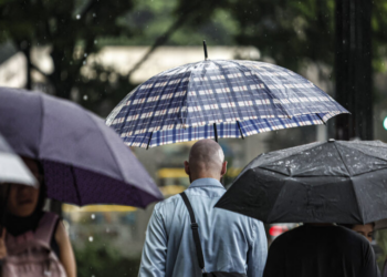 Quem ganha R$ 666 no Brasil não é pobre. O que dá para comprar com isso no mês?  