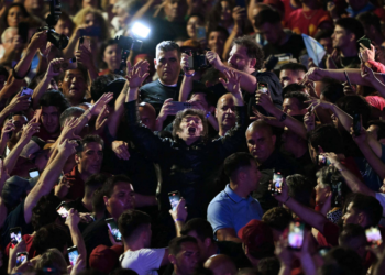 Milei ignora crises na campanha e tenta mostrar otimismo às vésperas de eleição