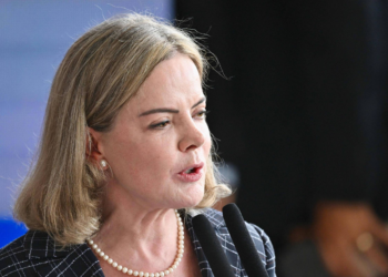 Gleisi critica família Bolsonaro após Flávio sugerir intervenção armada dos EUA no Brasil