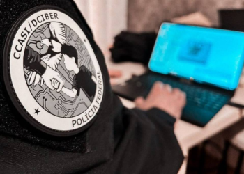 Mãe suspeita de matar cinco filhos em MG é extraditada de Portugal