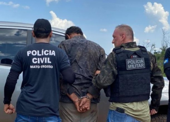 Homem que matou ex e atual dela em bar é preso escondido em mata