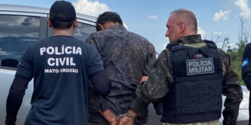 Homem que matou ex e atual dela em bar é preso escondido em mata