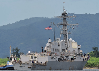 Navio de guerra dos EUA chega a Trinidad e Tobago, em frente à Venezuela