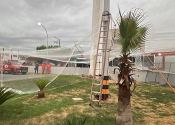 Homem completa 13 horas em caixa d'água de supermercado em Várzea Grande