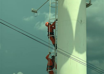Homem sobe em caixa d’água de supermercado e ameaça se jogar em Várzea Grande