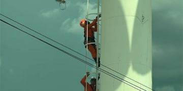 Homem sobe em caixa d’água de supermercado e ameaça se jogar em Várzea Grande