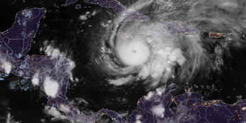 Furacão Melissa atinge categoria 5 e ameaça países do Caribe com ventos de 260 km/h; Jamaica evacua moradores