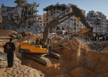 VÍDEO: em Gaza, busca por corpos de reféns israelenses é feita com retroescavadeiras