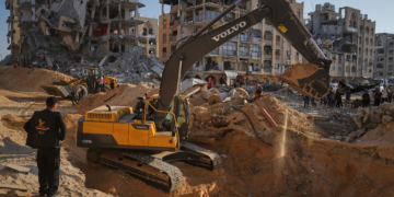 VÍDEO: em Gaza, busca por corpos de reféns israelenses é feita com retroescavadeiras