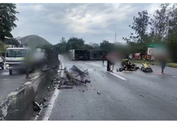 Ônibus com torcedores do Flamengo tomba na Dutra a caminho da Argentina