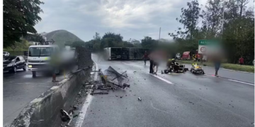 Ônibus com torcedores do Flamengo tomba na Dutra a caminho da Argentina