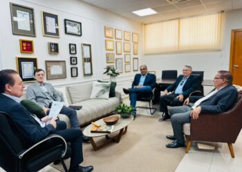 Deputado Sebastião Rezende recebe Gideões Internacionais em reunião no gabinete para avançar debate sobre projeto que autoriza distribuição de Bíblias nas escolas de Mato Grosso