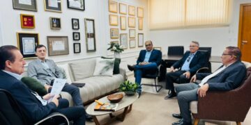 Deputado Sebastião Rezende recebe Gideões Internacionais em reunião no gabinete para avançar debate sobre projeto que autoriza distribuição de Bíblias nas escolas de Mato Grosso