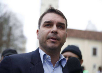 Vaquinha de Flávio Bolsonaro arrecada mais de R$ 1 milhão para famílias de policiais mortos