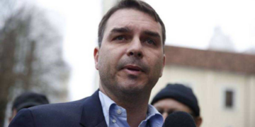 Vaquinha de Flávio Bolsonaro arrecada mais de R$ 1 milhão para famílias de policiais mortos