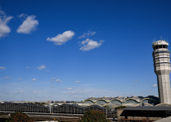 Voos são cancelados em aeroporto de Washington por ameaça de bomba em avião, diz agência