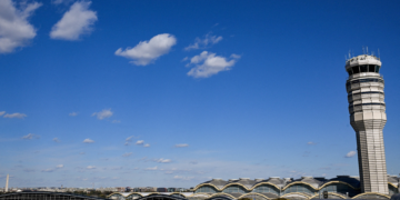 Voos são cancelados em aeroporto de Washington por ameaça de bomba em avião, diz agência