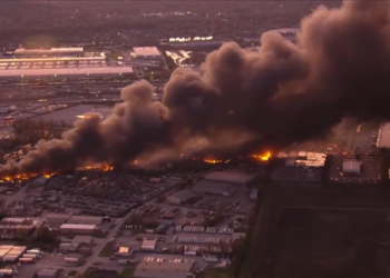TV americana mostra momento em que avião de carga cai e explode nos EUA