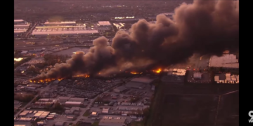 TV americana mostra momento em que avião de carga cai e explode nos EUA