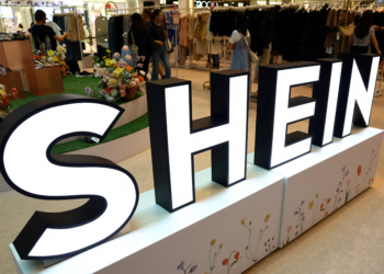 Shein inaugura 1ª loja física no mundo em Paris sob protestos e polêmica por bonecas sexuais que lembram crianças