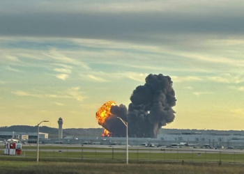 Motor se soltou da asa antes de avião perder controle e explodir nos EUA; hipótese será investigada, diz autoridade