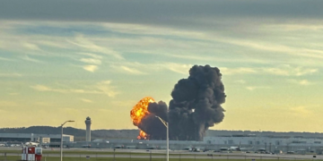 Motor se soltou da asa antes de avião perder controle e explodir nos EUA; hipótese será investigada, diz autoridade