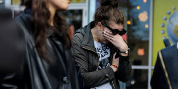 Em repressão à imigração em Chicago, agentes invadem creche e prendem professora colombiana