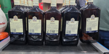 Polícia apreende 30 garrafas de uísque suspeitas de conter metanol no interior de Mato Grosso