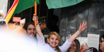 Acusada de golpe, ex-presidente da Bolívia Jeanine Áñez sai da prisão após ter sentença anulada