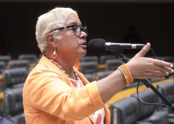 Deputada comunista: Eles querem que as crianças nasçam pra roubar os órgãos