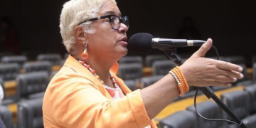 Deputada comunista: Eles querem que as crianças nasçam pra roubar os órgãos