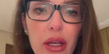 Servidor espalha ofensas e ameaças sexuais contra Janaina; deputada faz B.O e grava vídeo