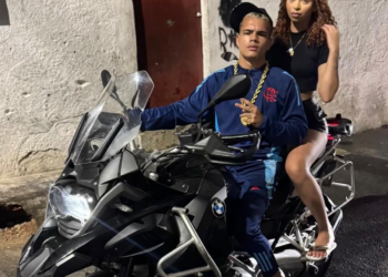Japinha do CV reaparece andando de moto com o namorado no RJ
